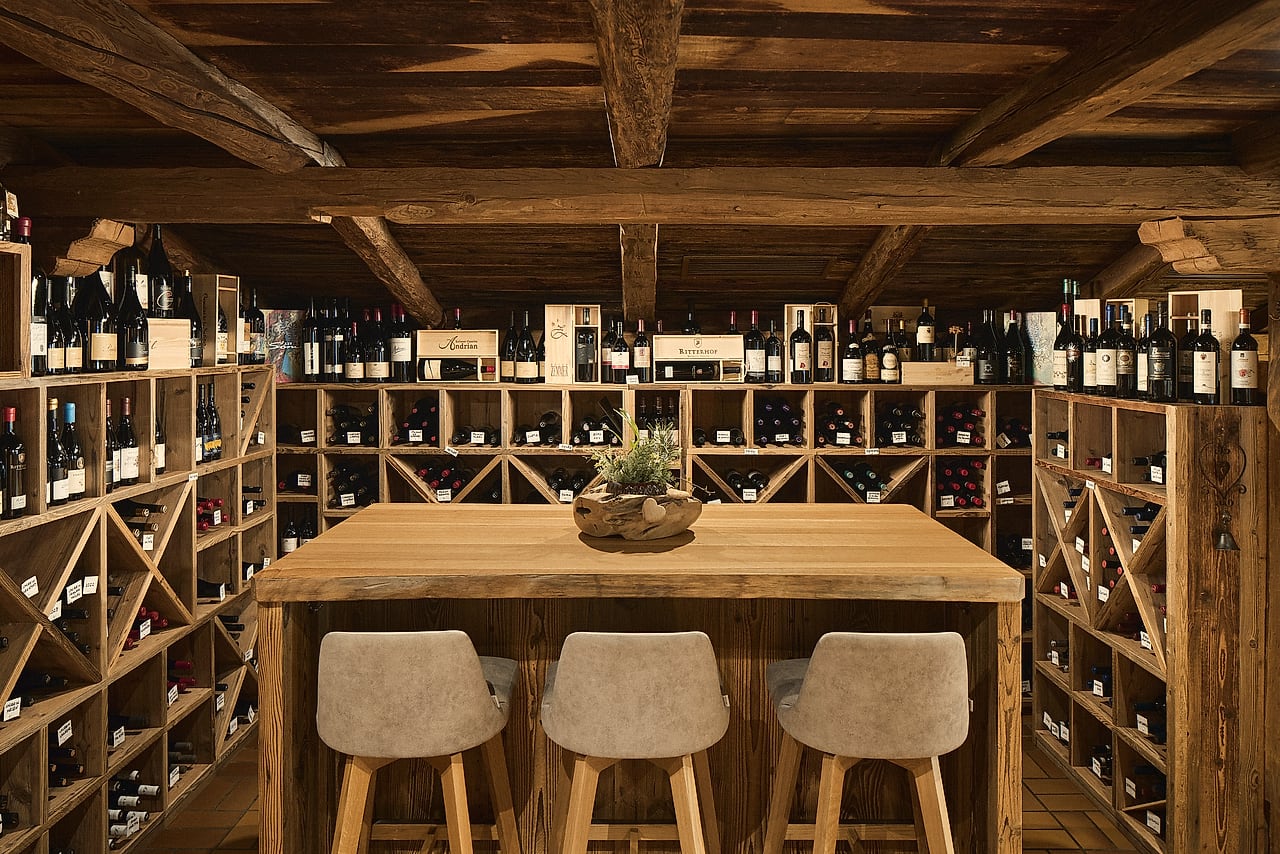The wine cellar with its wooden table and bar stools